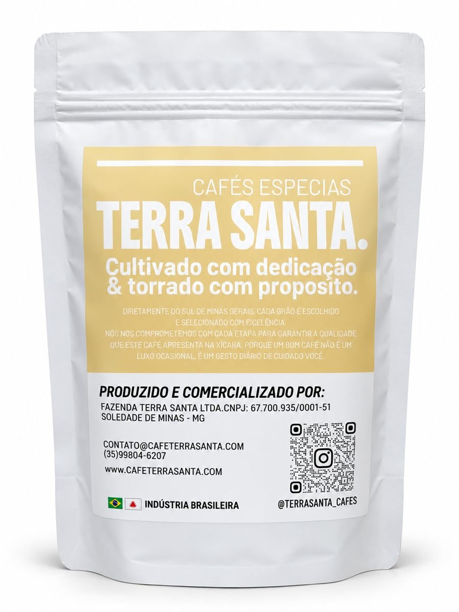Verso da embalagem Terra Santa com a história da marca, dados da Fazenda Terra Santa e contatos